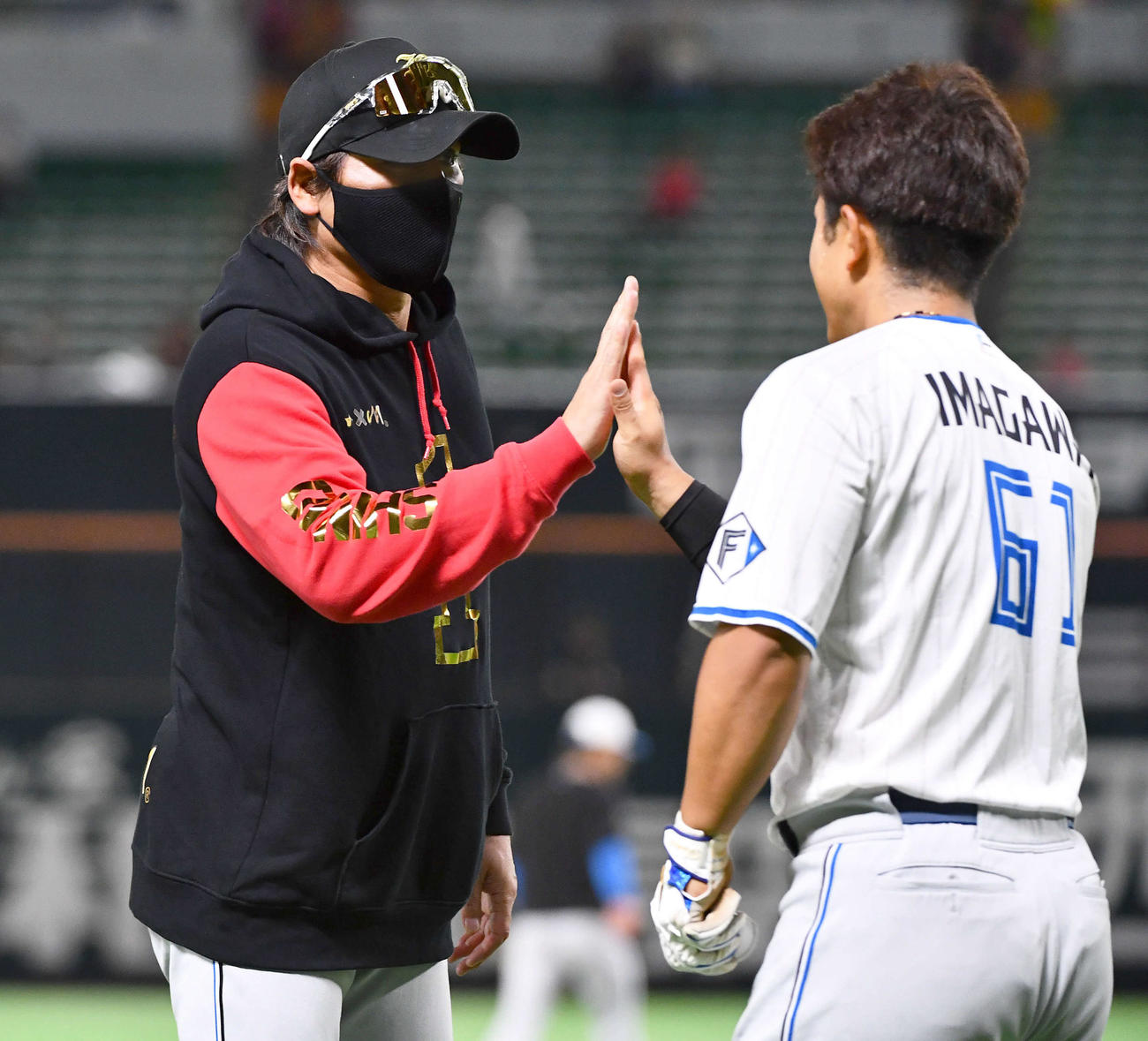 ソフトバンク対日本ハム　1軍に合流した今川（右）とタッチを交わす日本ハム新庄監督（撮影・岩下翔太）