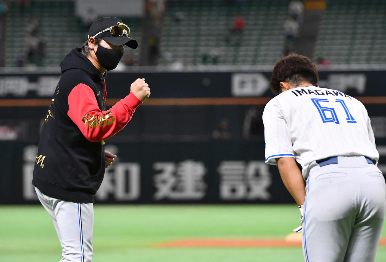 ソフトバンク対日本ハム　1軍に合流した今川（右）にエールを送る日本ハム新庄監督（撮影・岩下翔太）