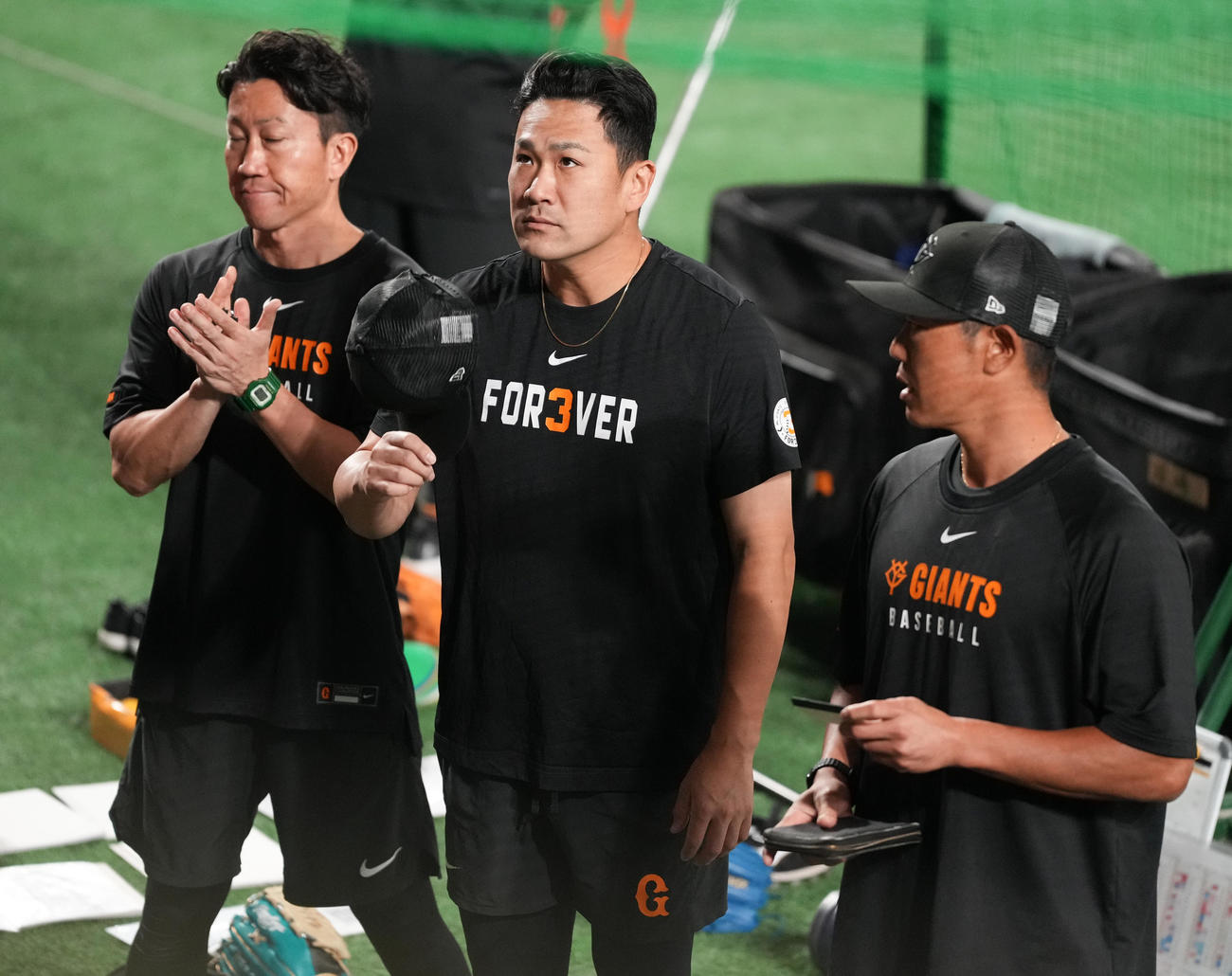 巨人対中日　試合前の円陣で帽子を脱ぐ巨人田中将（中央）（撮影・鈴木みどり）