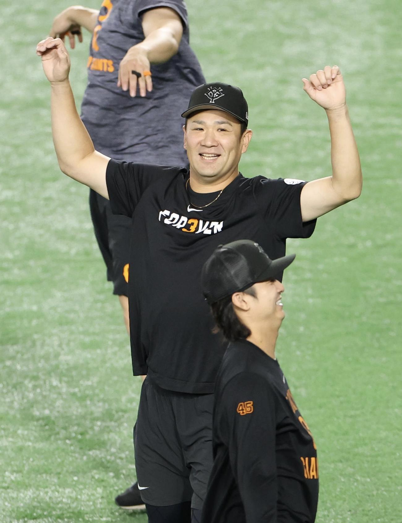 巨人対中日　試合前、笑顔でウォームアップする巨人田中将＝2025年9月30日