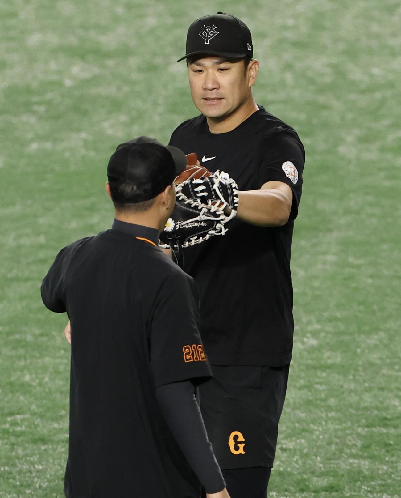 巨人対中日　試合前、キャッチボールを終えグラブタッチする巨人田中将＝2025年9月30日