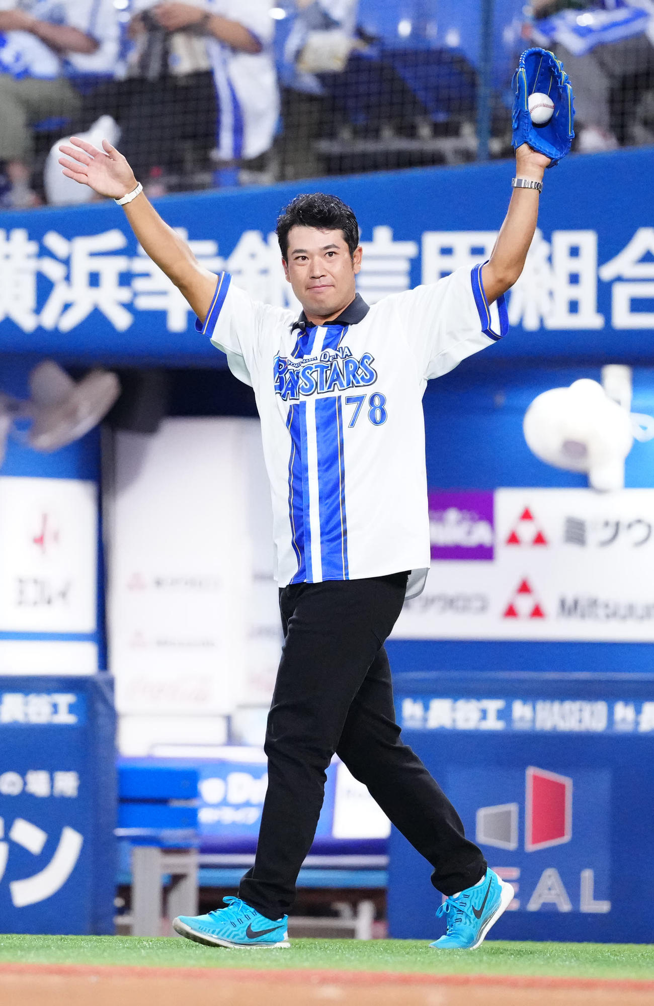 DeNA対ヤクルト　試合前、セレモニアルピッチに臨む男子ゴルフの松山（撮影・江口和貴）