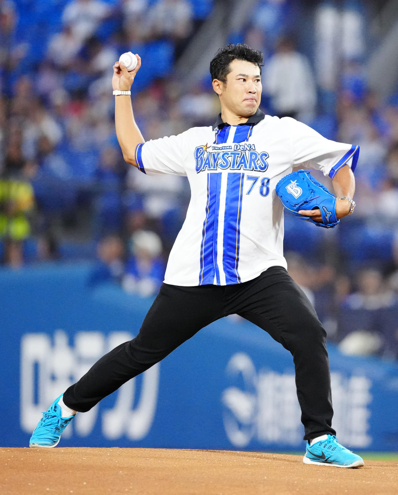 DeNA対ヤクルト　試合前、セレモニアルピッチに臨む男子ゴルフの松山（撮影・江口和貴）
