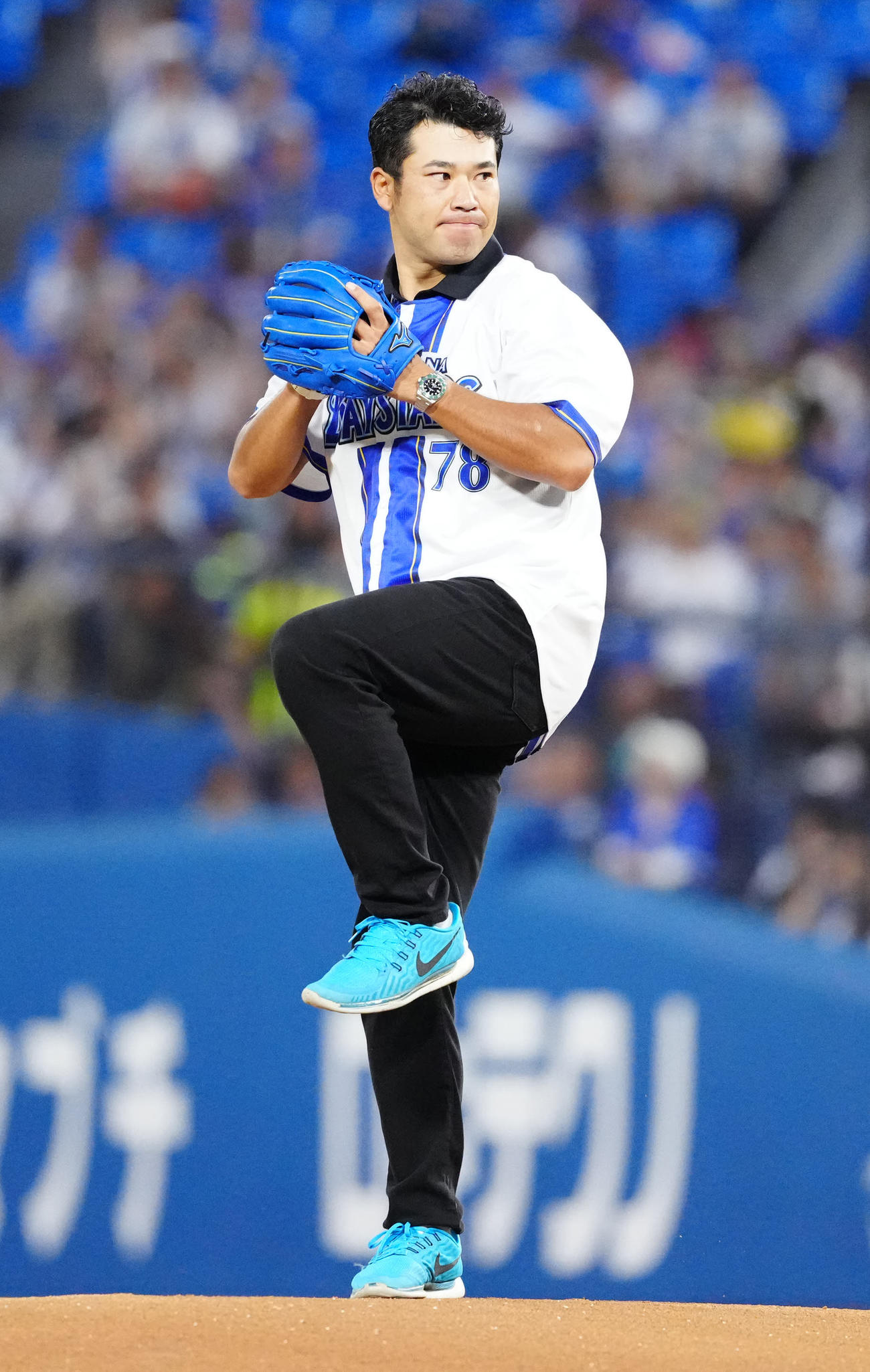 DeNA対ヤクルト　試合前、セレモニアルピッチに臨む男子ゴルフの松山（撮影・江口和貴）