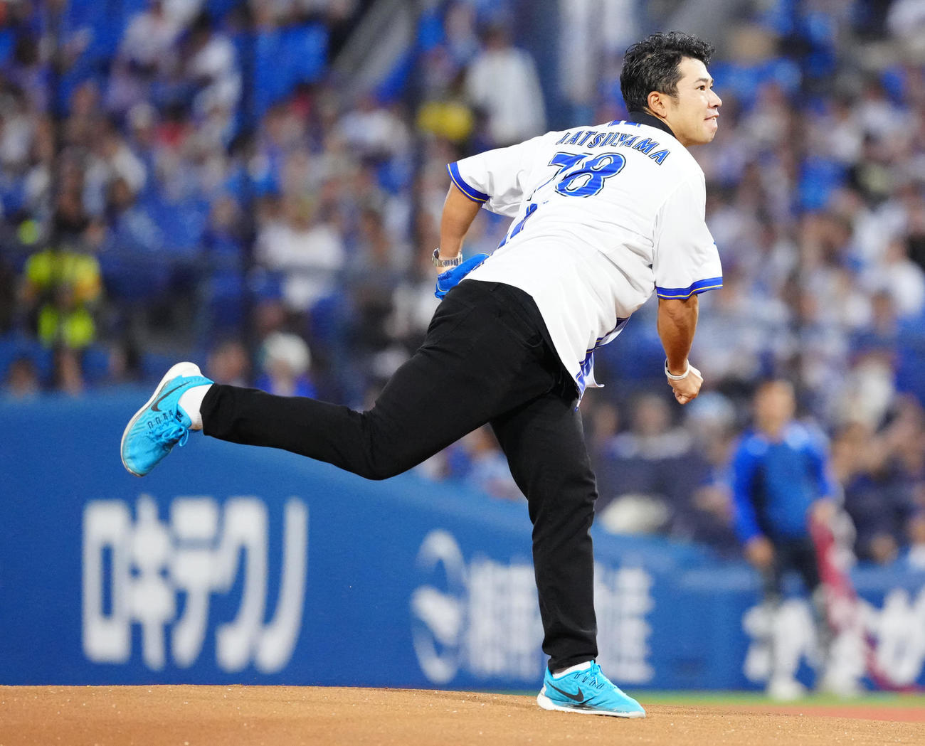 DeNA対ヤクルト　試合前、セレモニアルピッチに臨む男子ゴルフの松山（撮影・江口和貴）