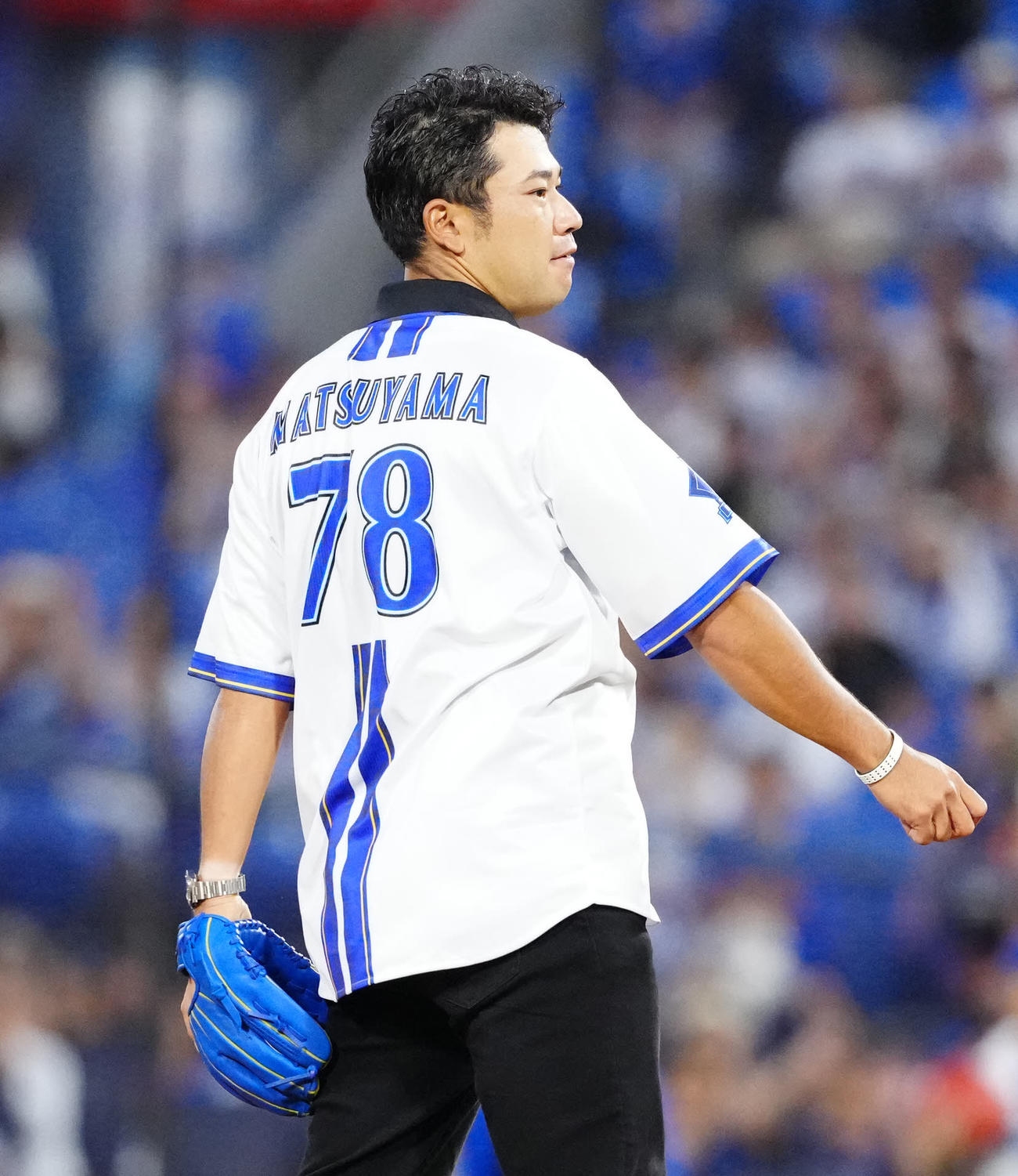 DeNA対ヤクルト　試合前、セレモニアルピッチに臨んだ男子ゴルフの松山（撮影・江口和貴）