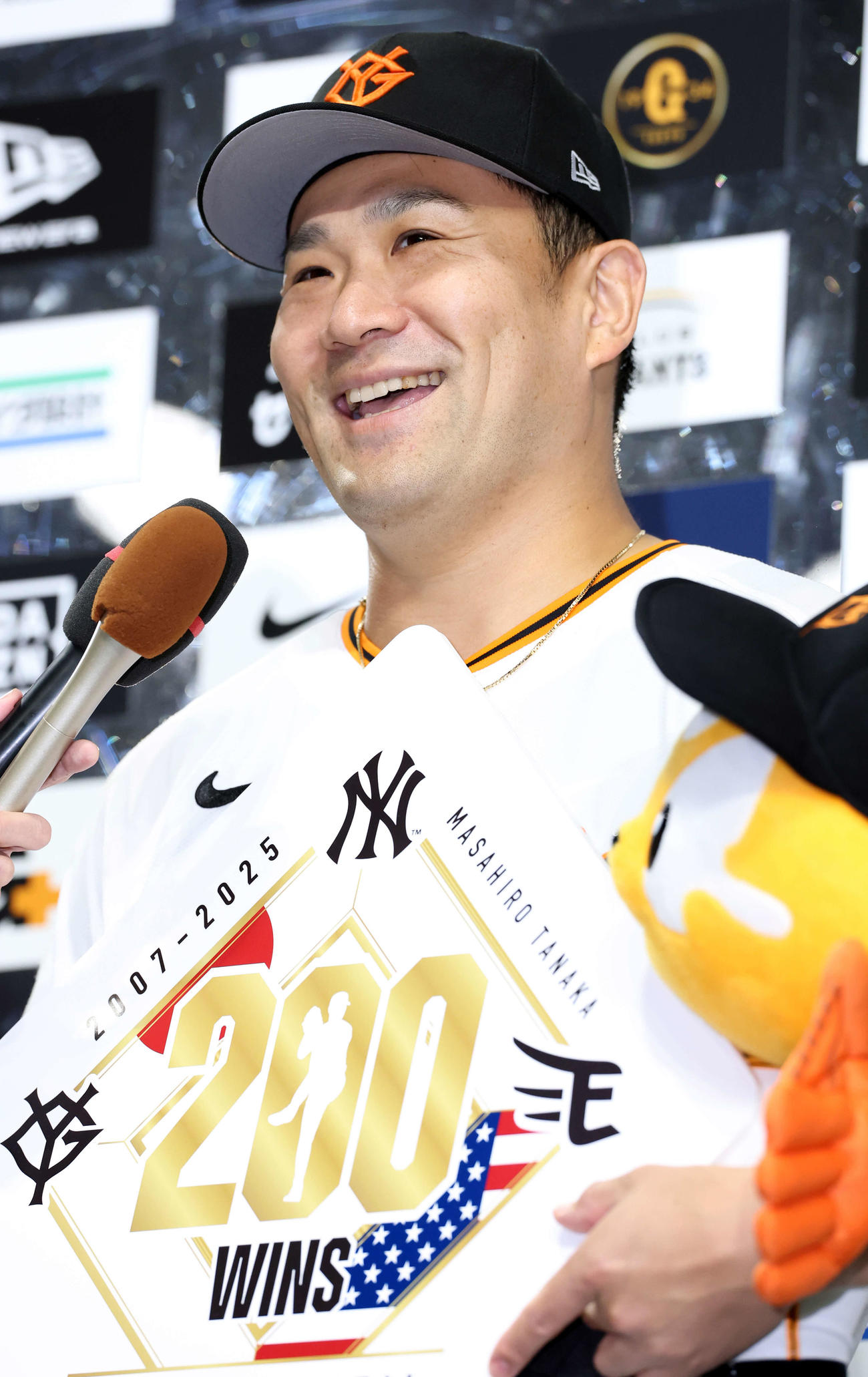 巨人対中日　日米通算200勝を達成した巨人田中将はインタビューで笑顔（撮影（撮影・浅見桂子）