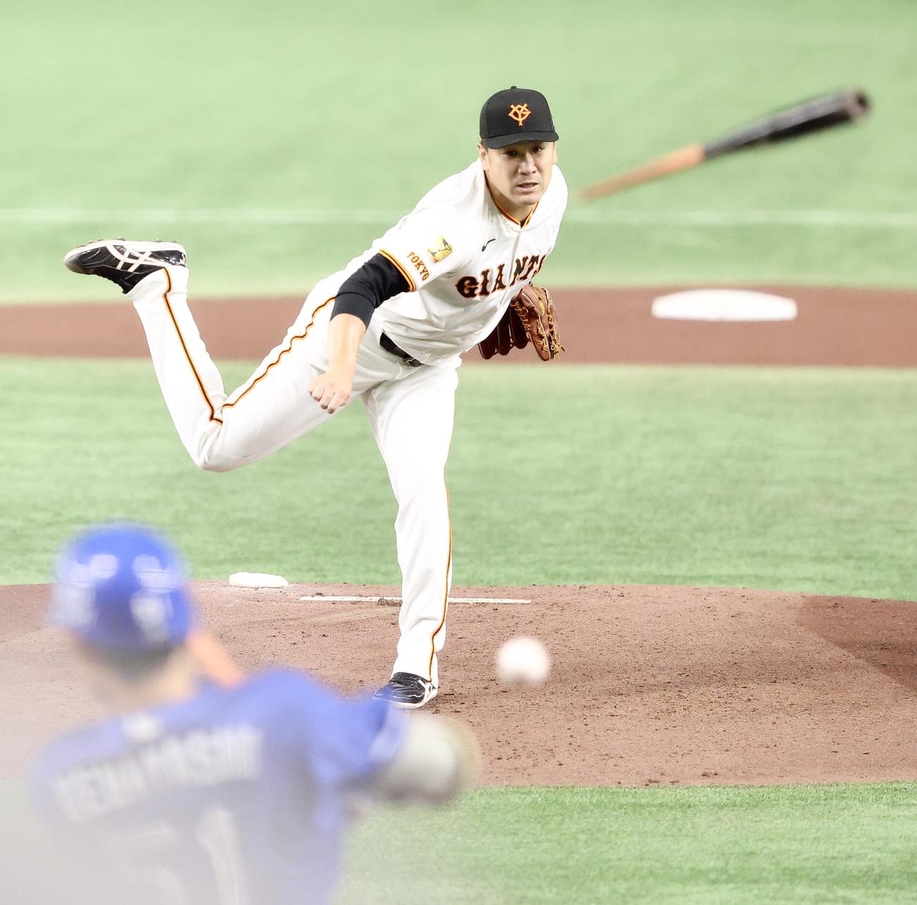 巨人対中日　1回表中日1死一塁、上林のバットを折る田中将（撮影・河田真司）