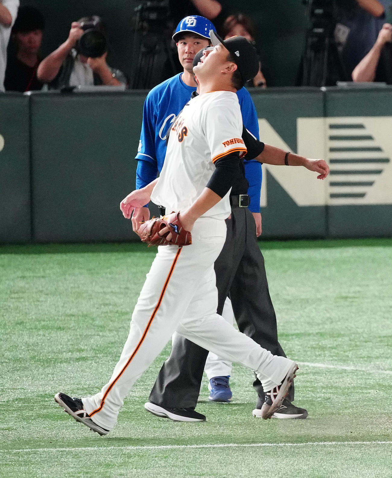巨人対中日　3回表中日2死、一塁カバーに入るも間に合わず、岡林に内野安打を許す田中将（撮影・鈴木みどり）