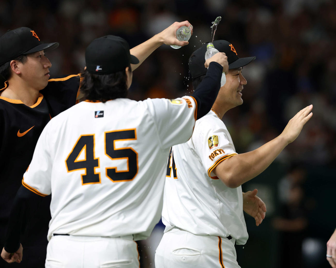巨人対中日　勝利を決めて日米通算200勝を達成した巨人田中将（右）は大勢（左）らから水シャワーで祝福される（撮影（撮影・浅見桂子）
