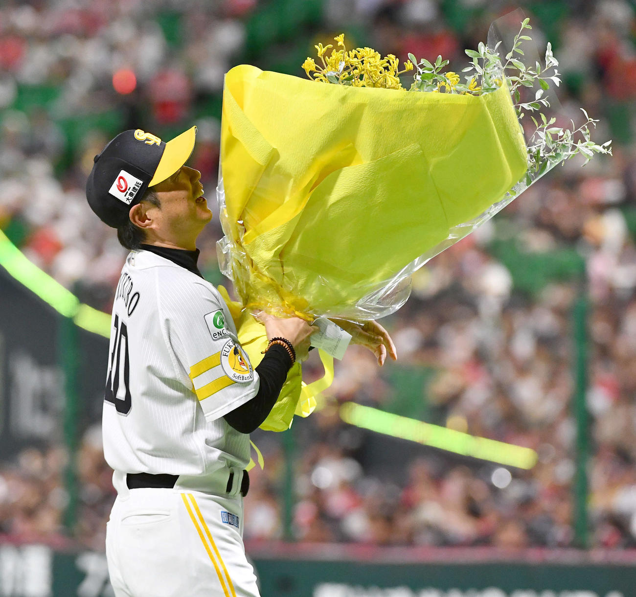 ソフトバンク対日本ハム　試合前のメンバー表交換で日本ハム新庄監督からリーグ優勝のお祝いに黄色の花束を贈られ、笑顔でベンチへ戻るソフトバンク小久保監督（撮影・岩下翔太）