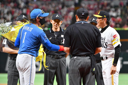 日本ハム】新庄監督、メンバー表交換で粋な花束サプライズ 小久保監督