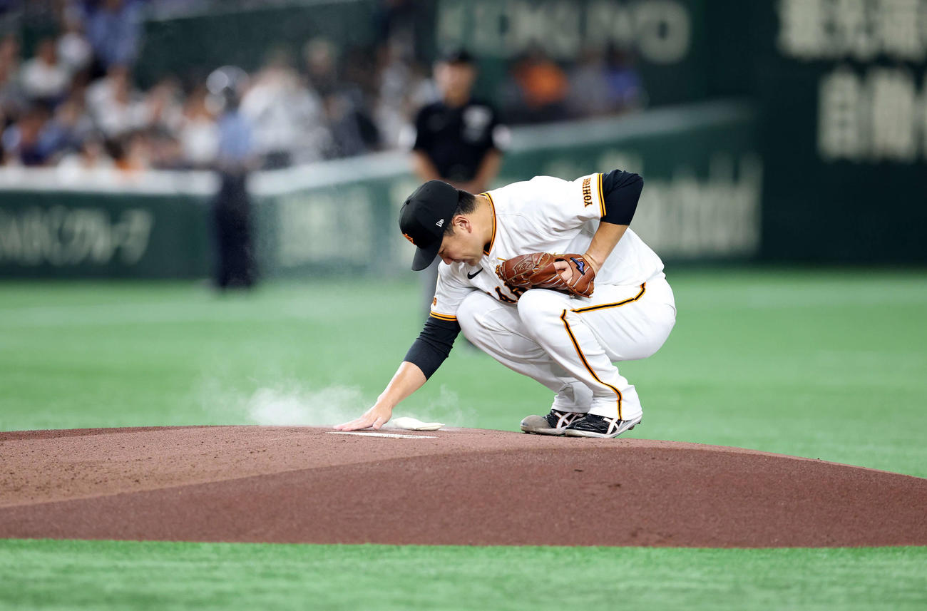巨人対中日　1回表中日の攻撃で、マウンドに上がった田中将は手をついて集中する（撮影・浅見桂子）
