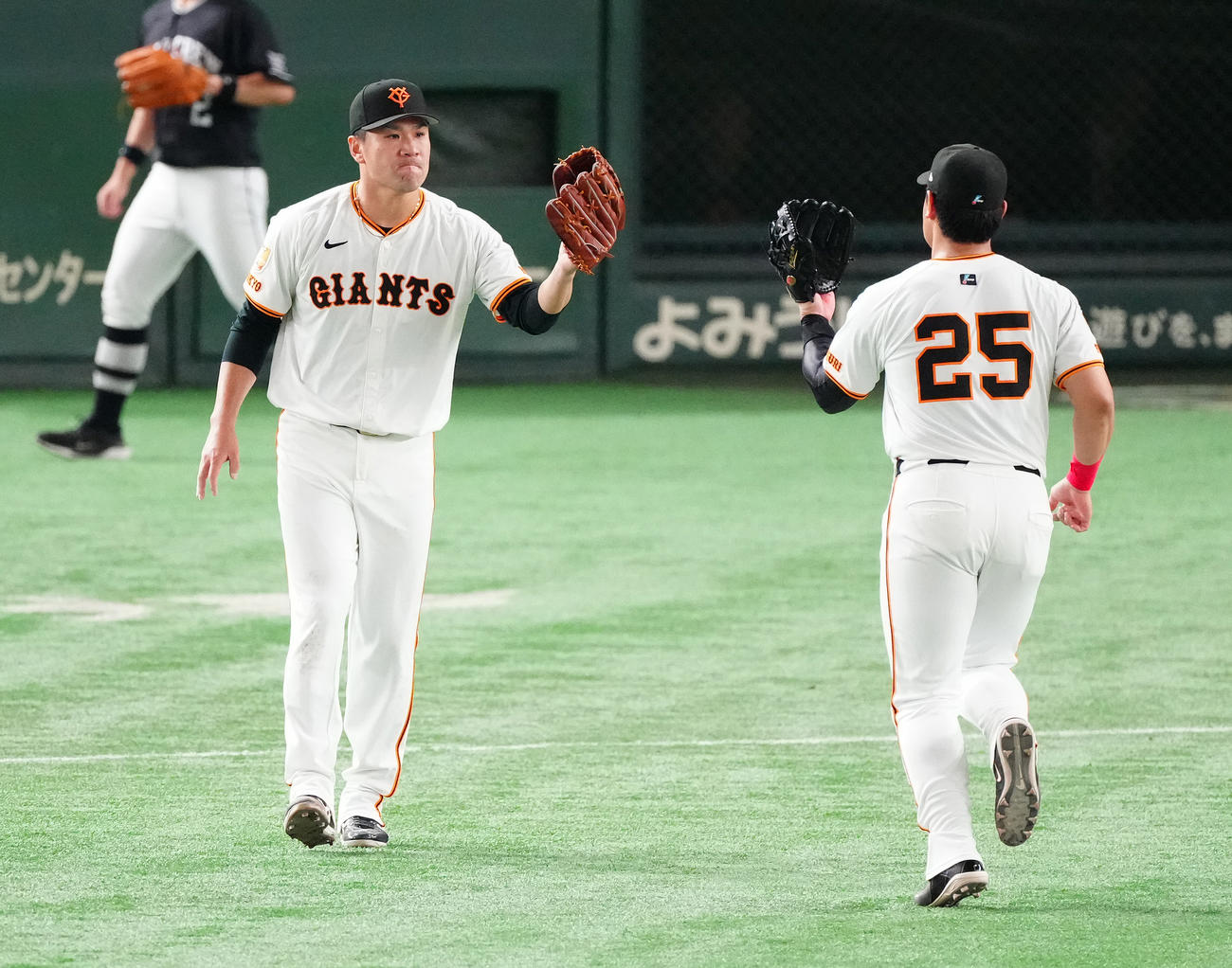 巨人対中日　5回表を終え、岡本（右）を迎える巨人田中将（撮影・鈴木みどり）