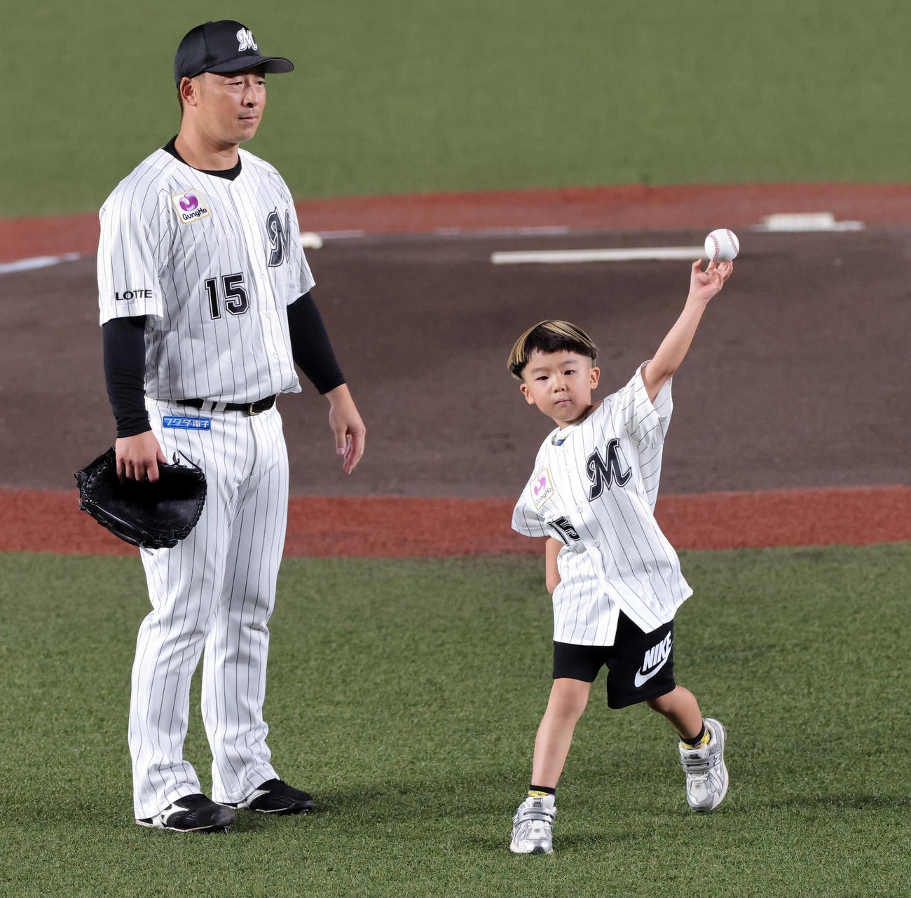 ロッテ対楽天　ロッテ美馬（左）の引退試合で、始球式を行う長男リタ君（撮影・野上伸悟）