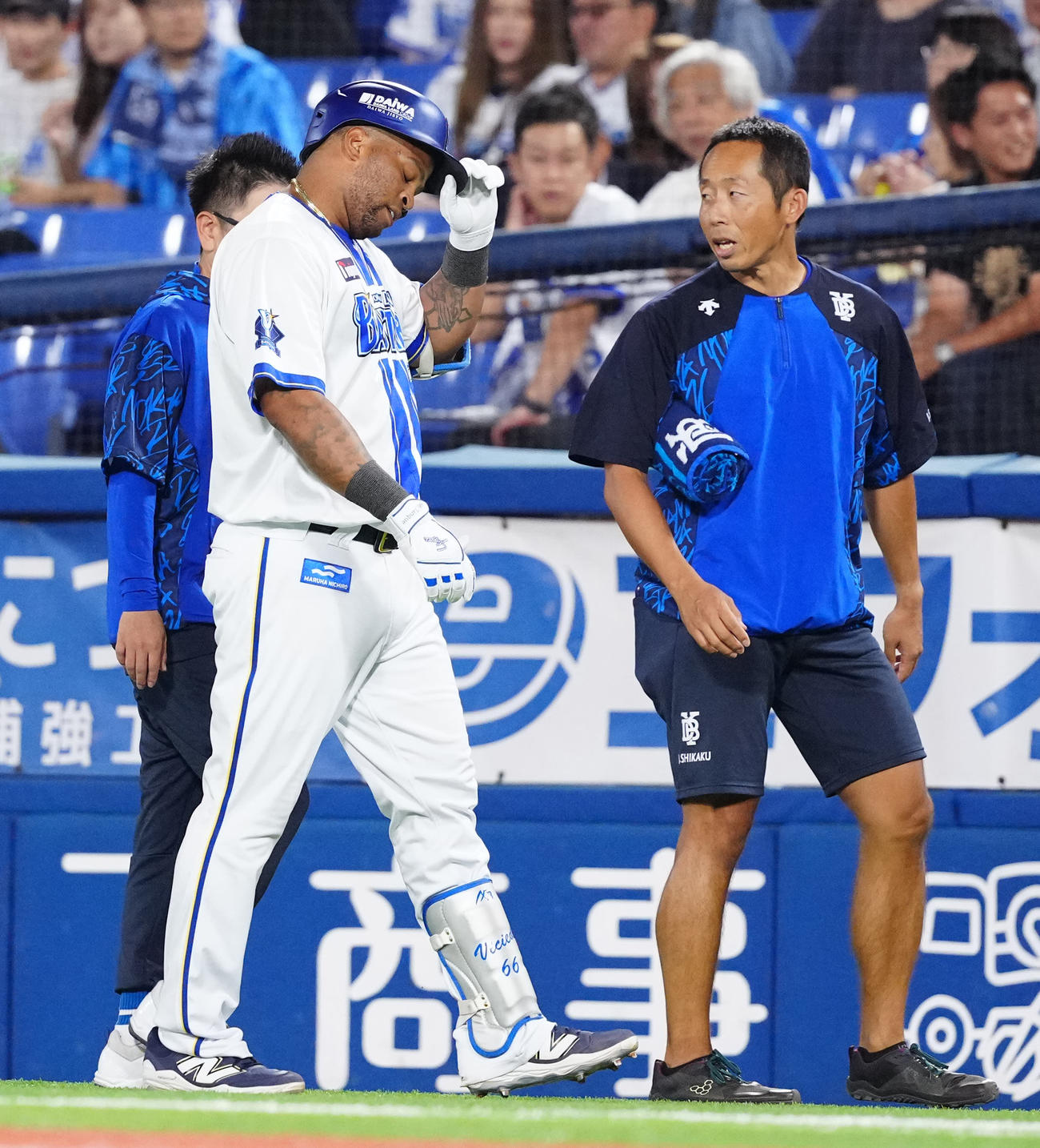DeNA対ヤクルト　1回裏DeNA2死、内野安打とするも負傷しベンチに引き揚げるビシエド（左）（撮影・江口和貴）