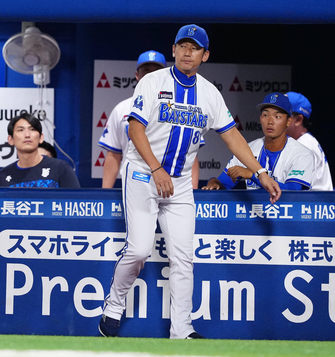 DeNA対ヤクルト　1回裏、DeNAビシエドが負傷し、代走にフォードを送る三浦監督（撮影・江口和貴）