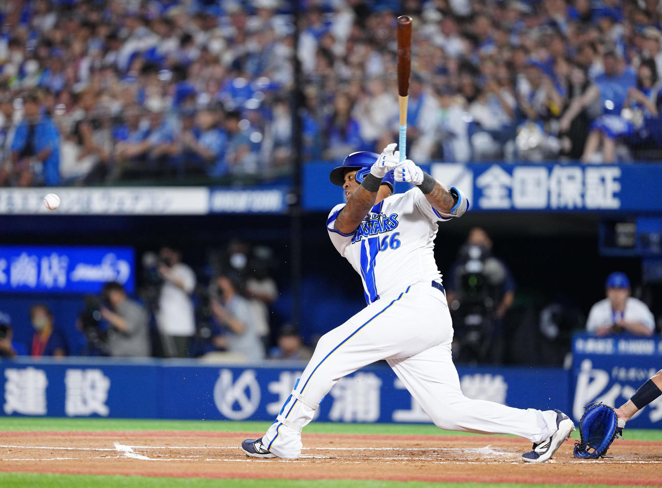 DeNA対ヤクルト　1回裏DeNA2死、内野安打とするビシエド（撮影・江口和貴）