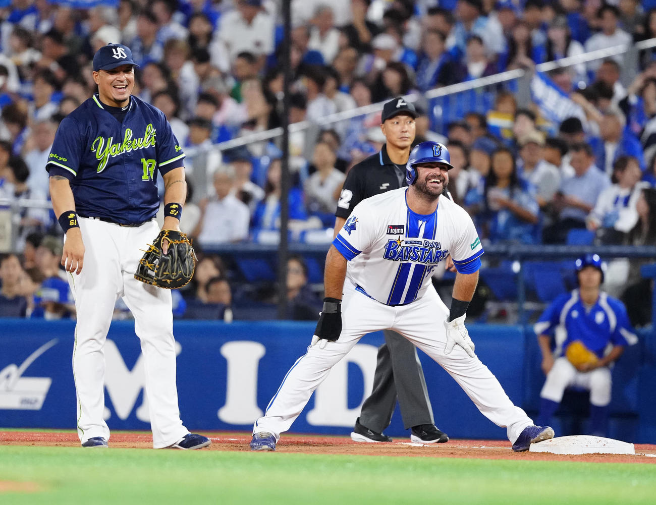 DeNA対ヤクルト　1回裏DeNA2死一塁、代走で出場するフォード（右）。左は一塁手オスナ（撮影・江口和貴）
