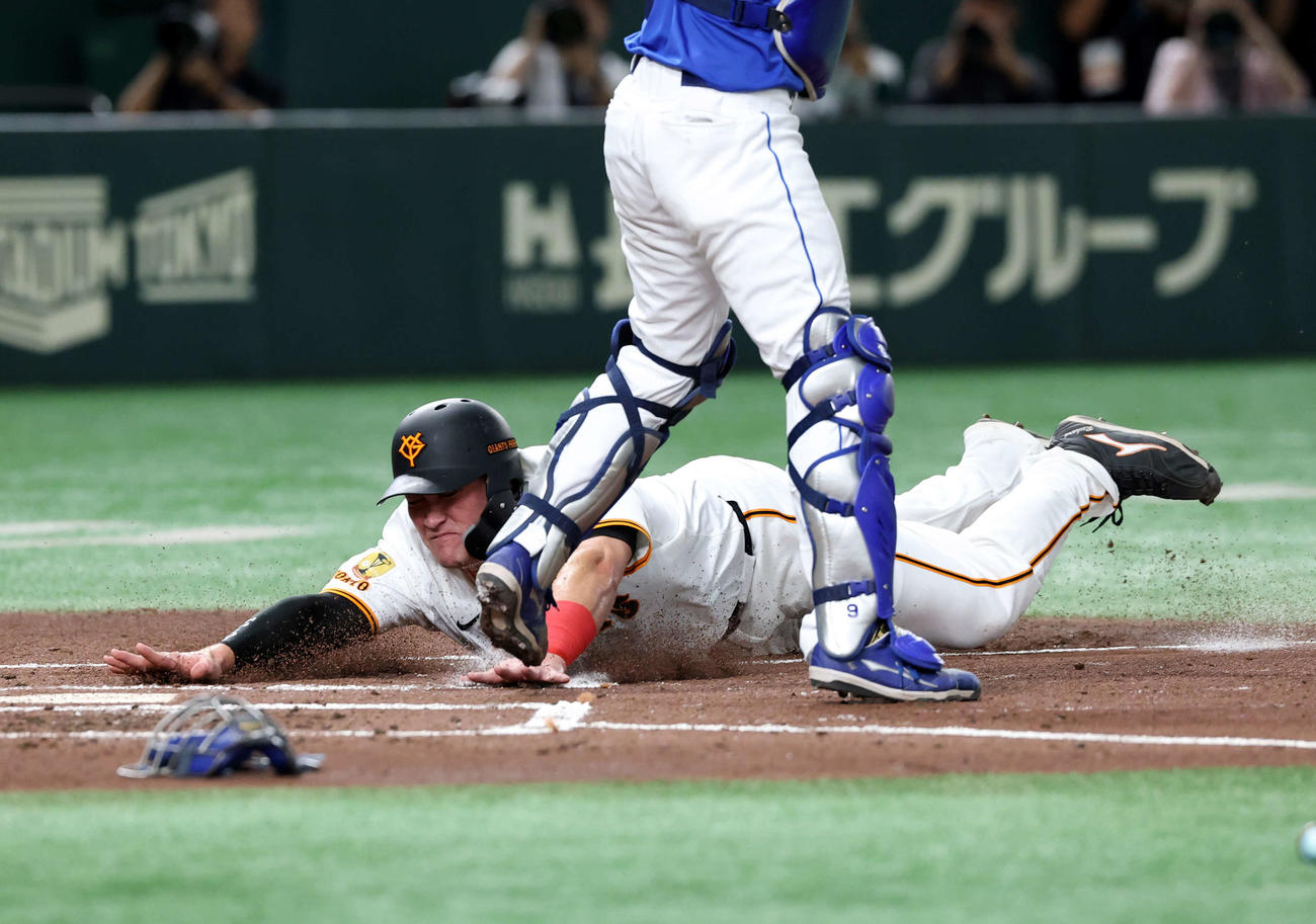巨人対中日　1回裏巨人2死一、三塁、中山の2点適時二塁打で一塁から一気に生還するリチャード（撮影・浅見桂子）