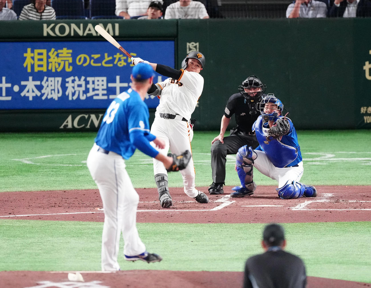 巨人対中日　1回裏巨人2死一、三塁、2点適時二塁打を放つ中山。投手マラー（撮影・鈴木みどり）