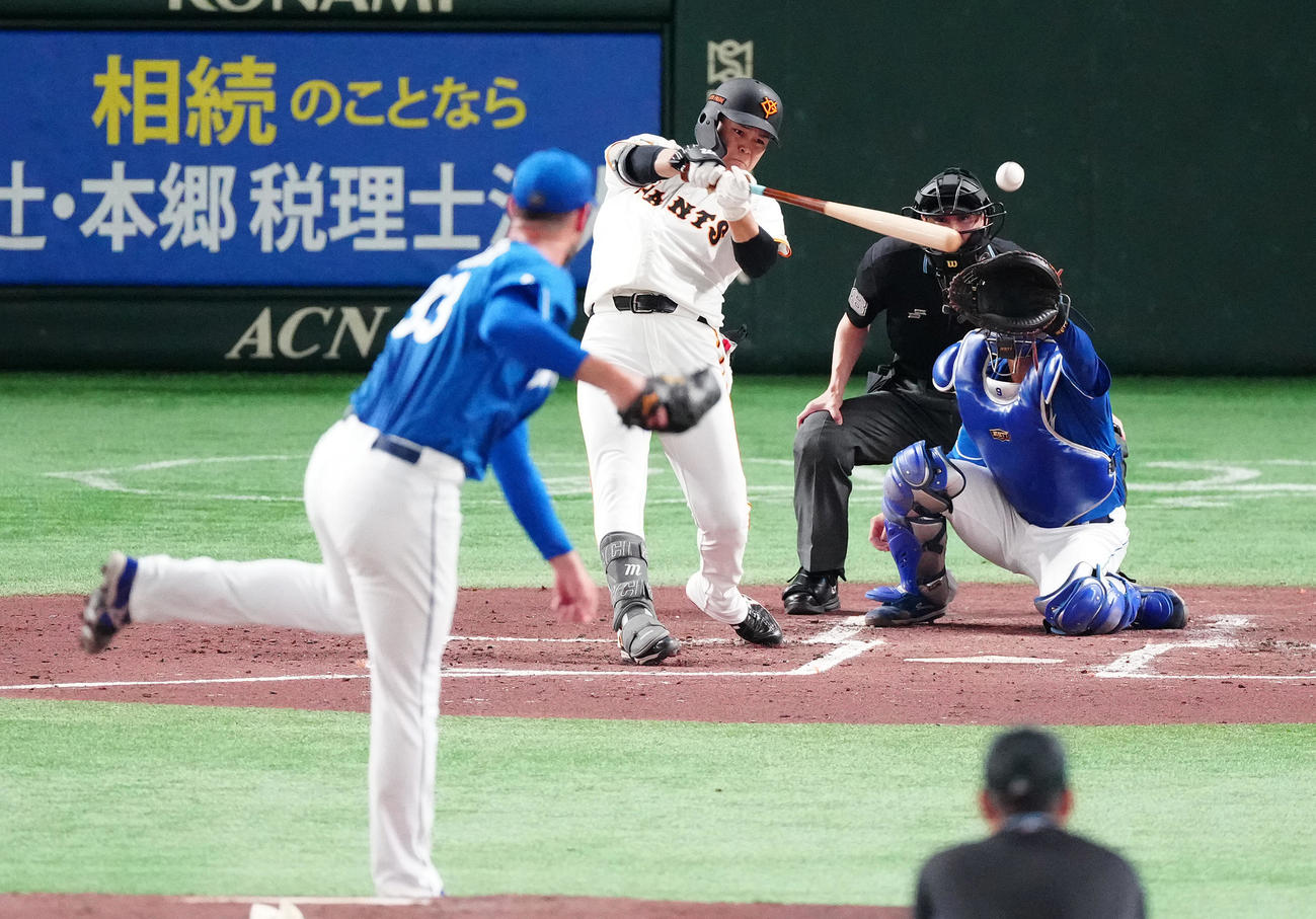 巨人対中日　1回裏巨人2死一、三塁、2点適時二塁打を放つ中山。投手マラー（撮影・鈴木みどり）