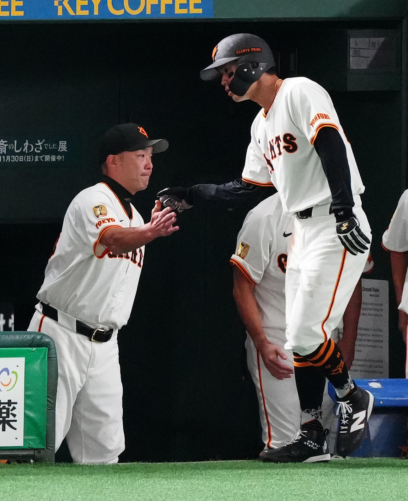 巨人対中日　1回裏巨人1死一、三塁、岡本の右ゴロで生還した三塁走者若林（右）を迎える阿部監督（撮影・鈴木みどり）