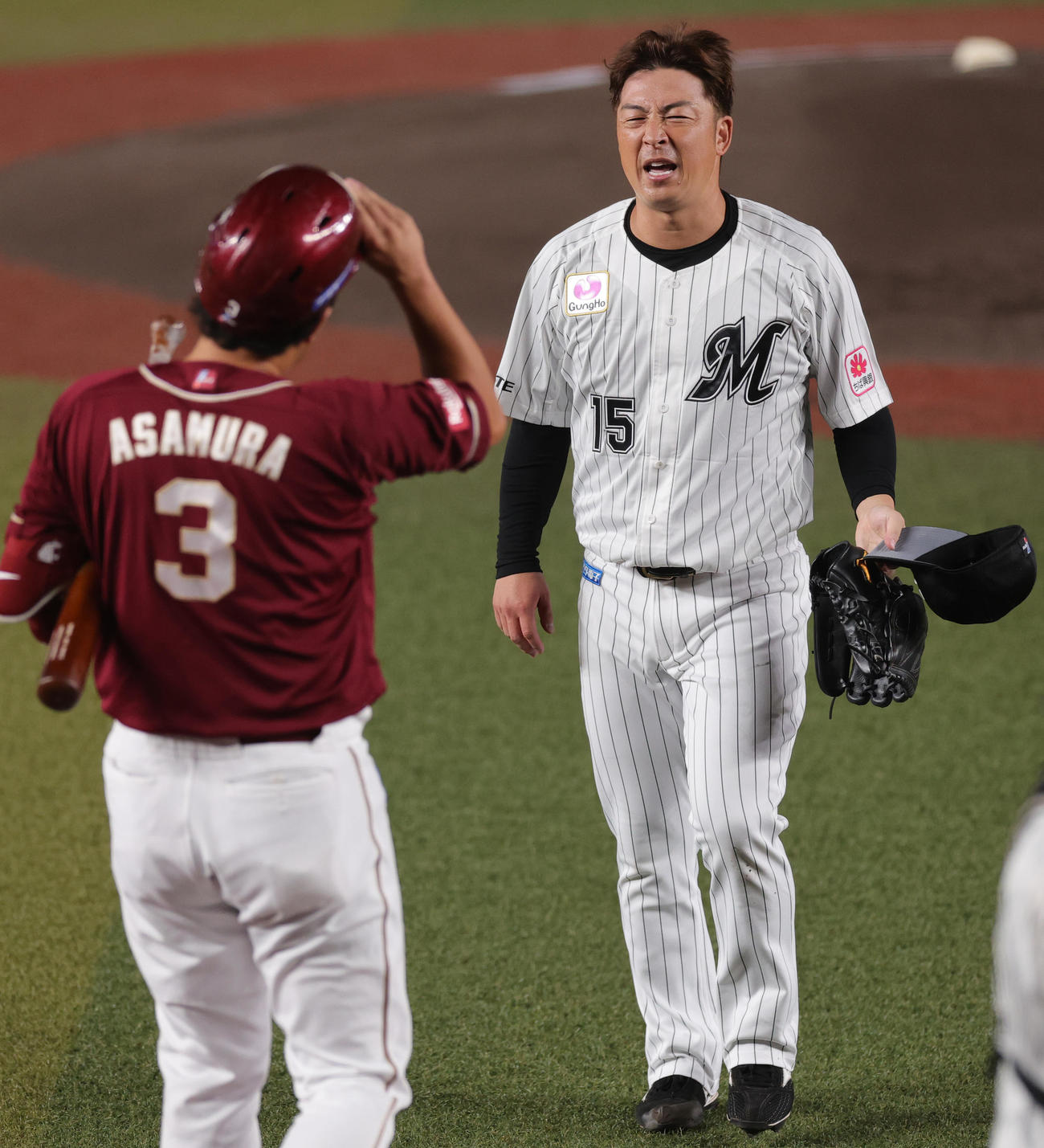 ロッテ対楽天　1回表楽天無死、浅村から空振り三振を奪った美馬学は、浅村に申し訳なさそうな表情をみせる（撮影・野上伸悟）