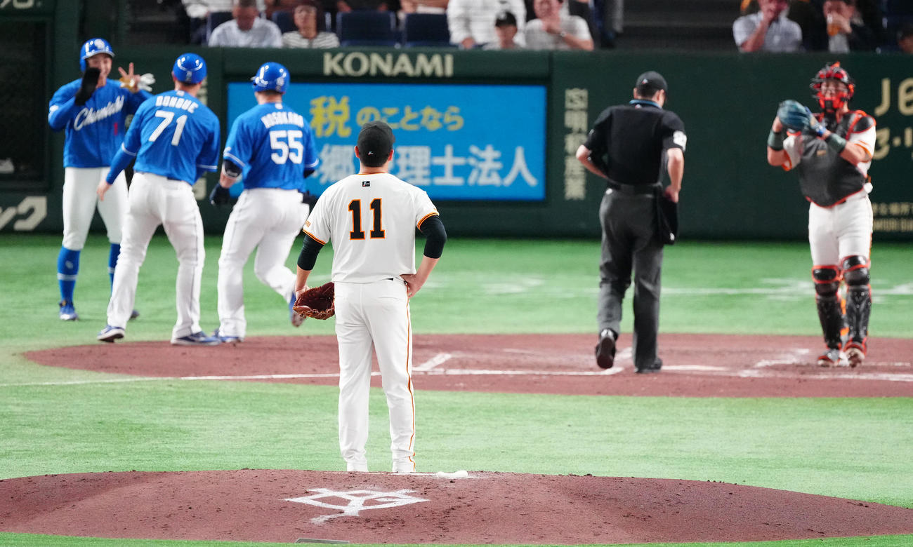 巨人対中日　3回表中日2死一塁、細川に2点本塁打を浴びる田中将（撮影・鈴木みどり）