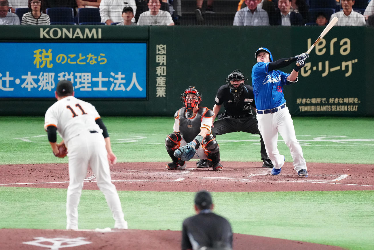 巨人対中日　3回表中日2死一塁、2点本塁打を放つ細川。投手田中将（撮影・鈴木みどり）