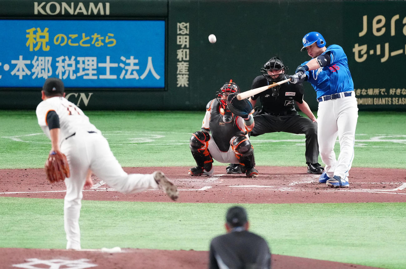 巨人対中日　3回表中日2死一塁、2点本塁打を放つ細川。投手田中将（撮影・鈴木みどり）