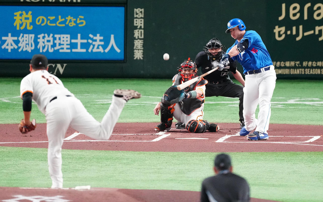 巨人対中日　1回表中日無死一塁、中飛に倒れる細川。投手田中将（撮影・鈴木みどり）