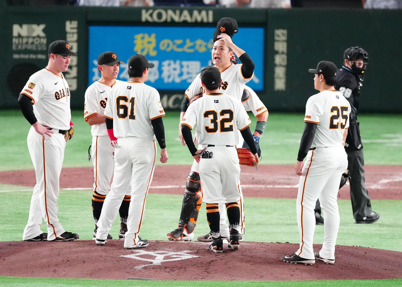 巨人対中日　3回表、マウンドの田中将（中央）のもとに集まる巨人ナイン（撮影・鈴木みどり）