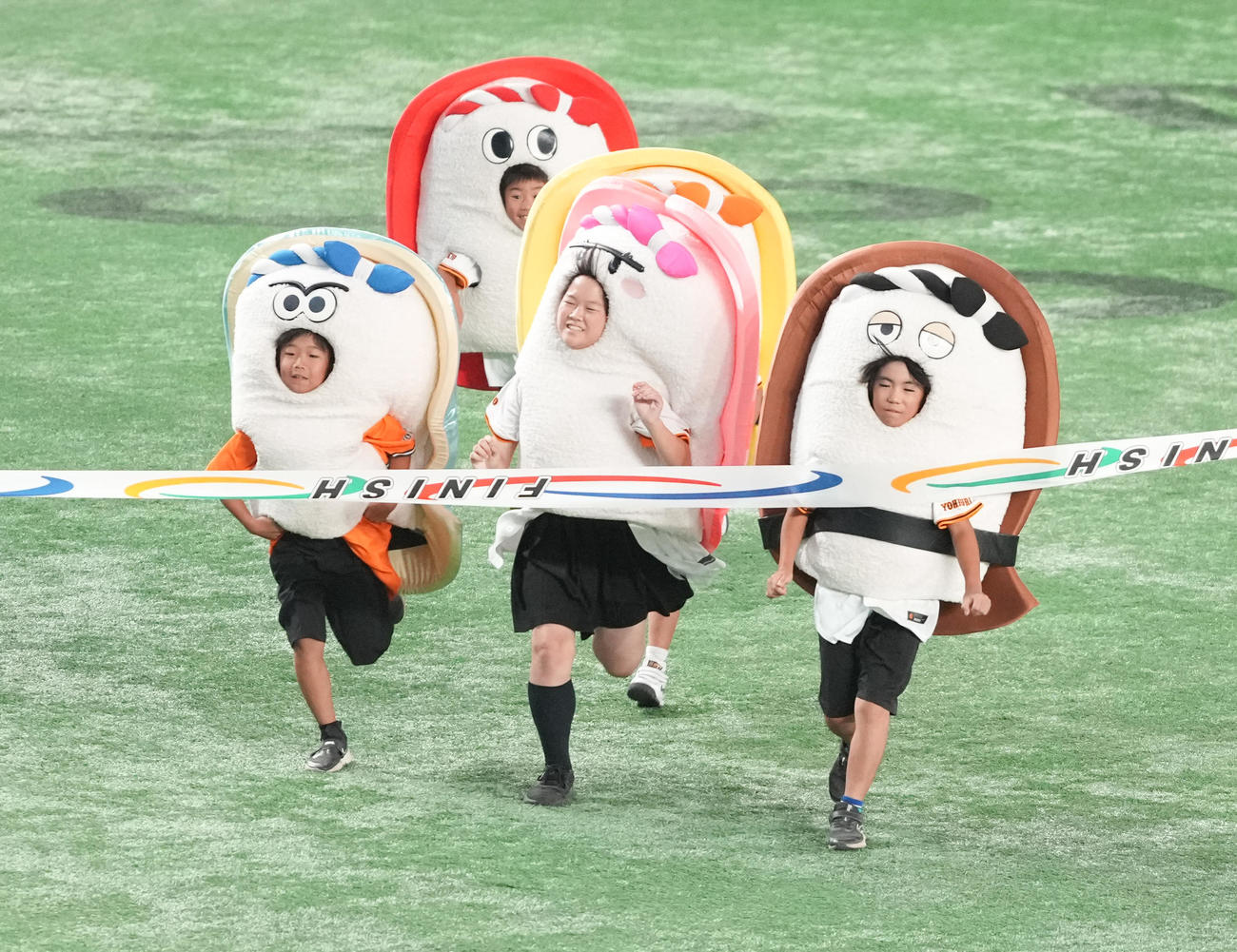 巨人対中日　すしレースで力走する子供たち（撮影・鈴木みどり）