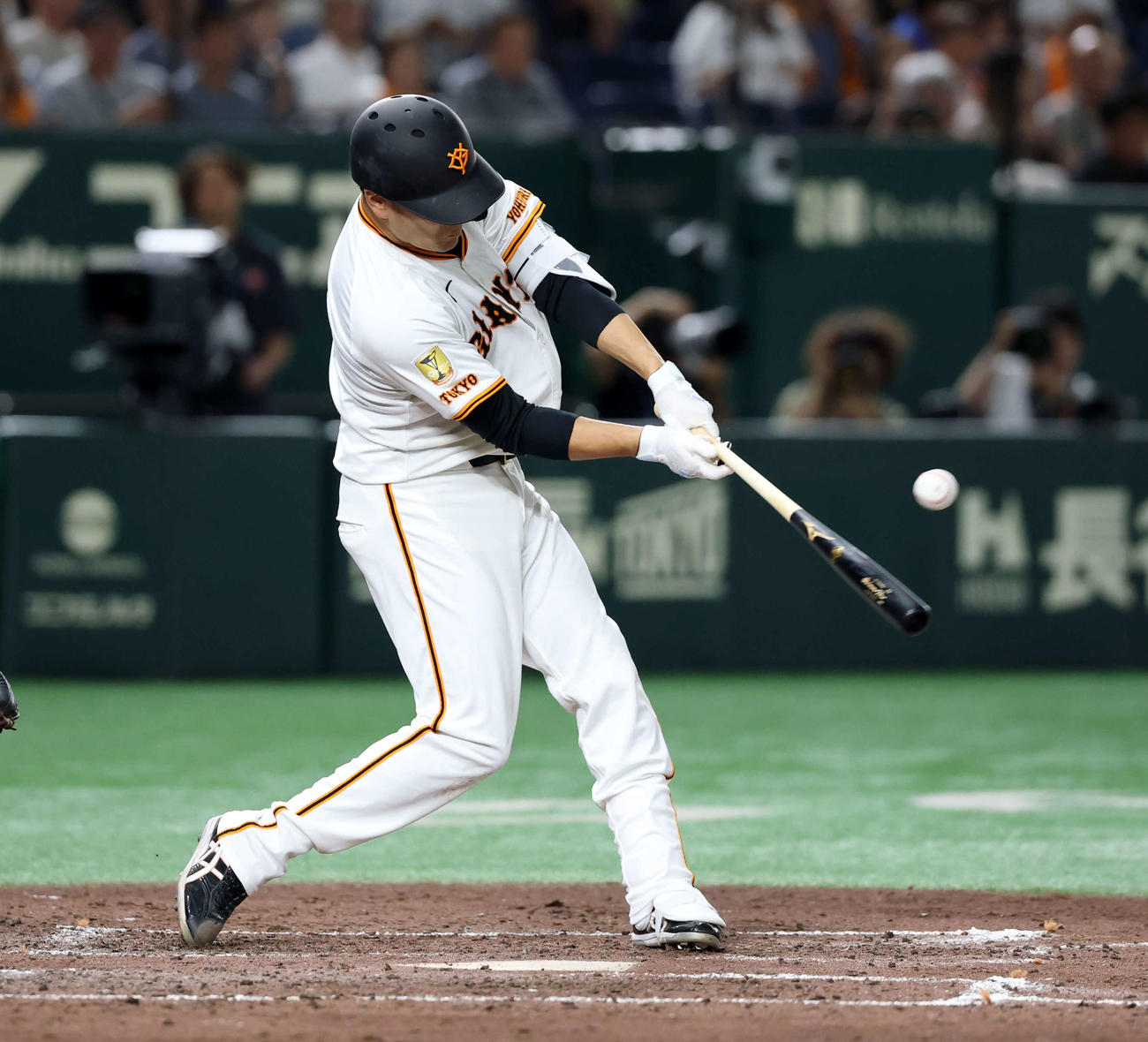 巨人対中日　4回裏巨人2死一塁、左前打を放つ田中将（撮影・浅見桂子）