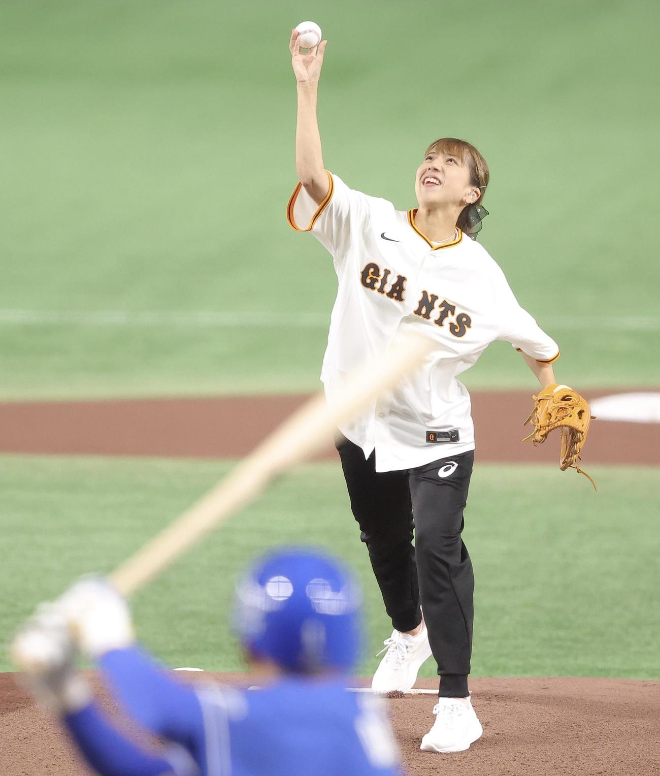巨人対中日　開始前、セレモニアルピッチを務める東京2025デフリンピック卓球女子日本代表の亀沢（撮影・河田真司）