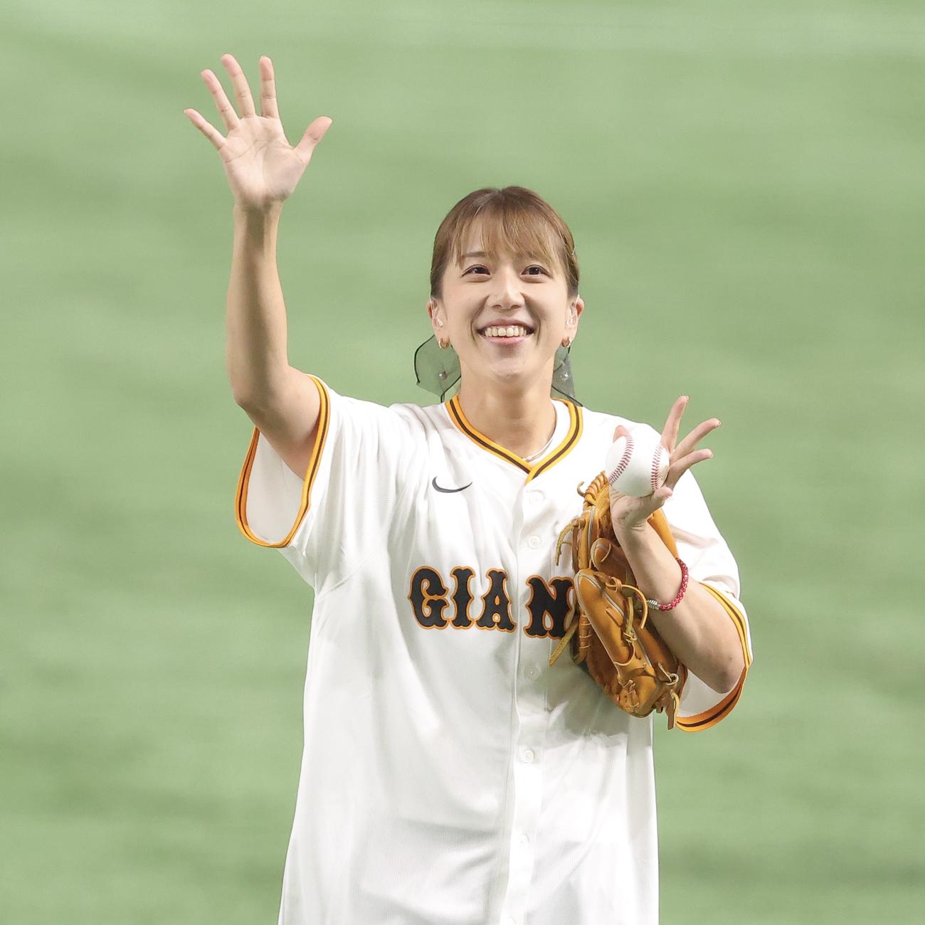 巨人対中日　開始前、セレモニアルピッチを務める東京2025デフリンピック卓球女子日本代表の亀沢（撮影・河田真司）