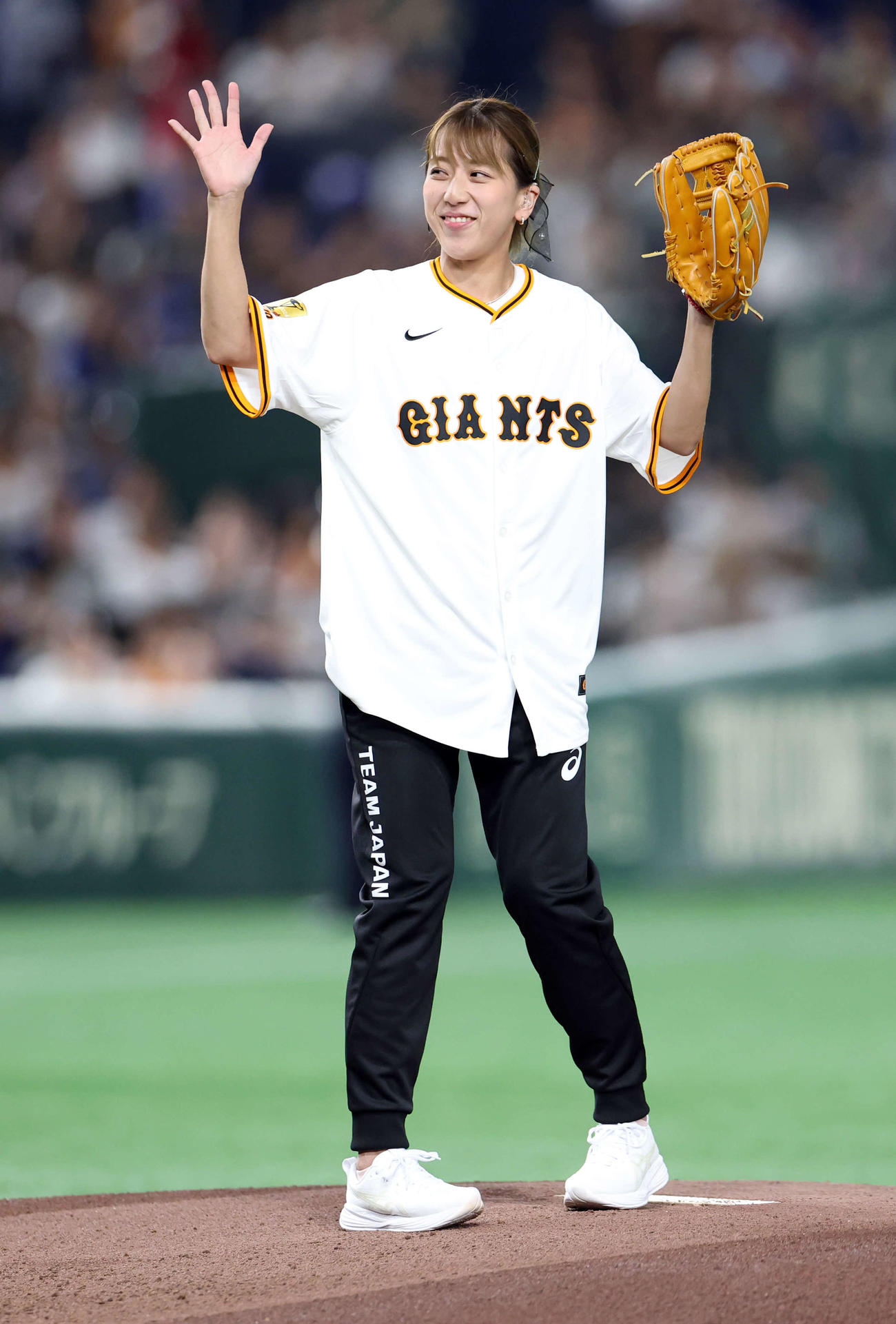 巨人対中日　セレモニアルピッチを務める東京2025デフリンピック卓球女子日本代表の亀沢（撮影・浅見桂子）