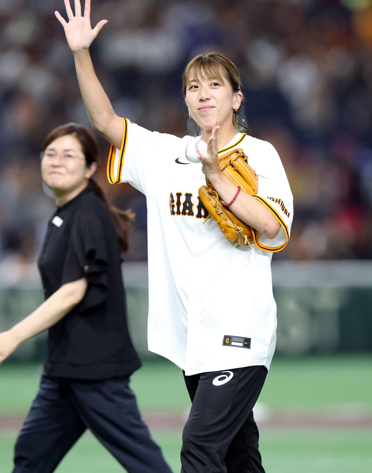 巨人対中日　セレモニアルピッチを務める東京2025デフリンピック卓球女子日本代表の亀沢（撮影・浅見桂子）