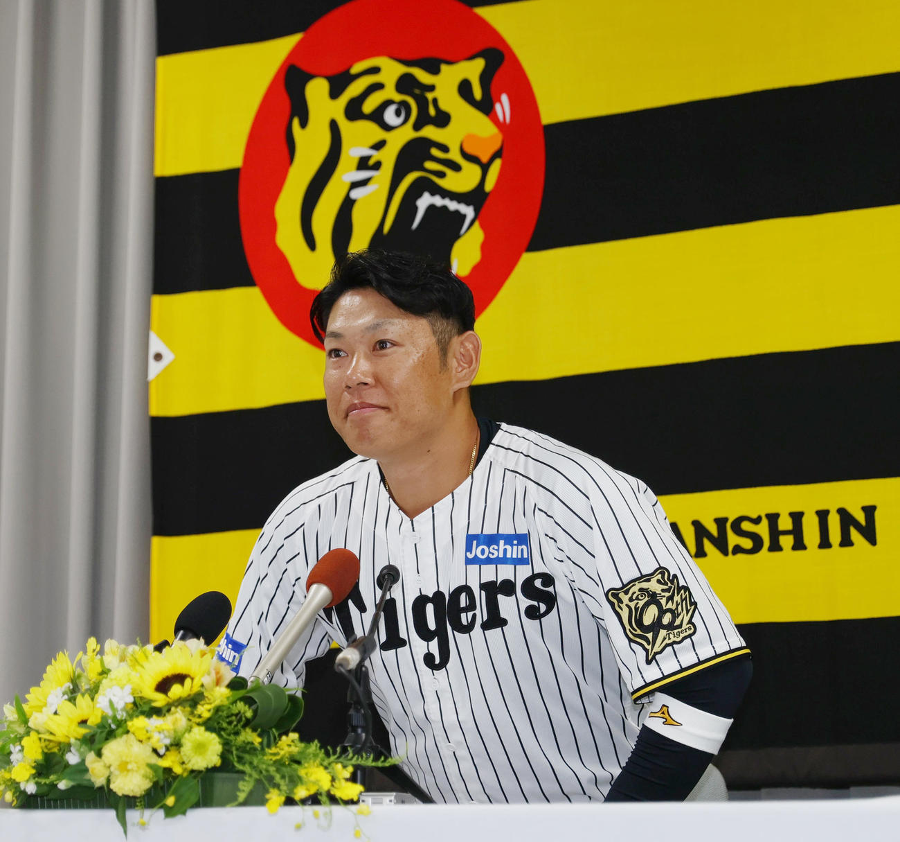 引退会見の席につく阪神原口（撮影・上山淳一）