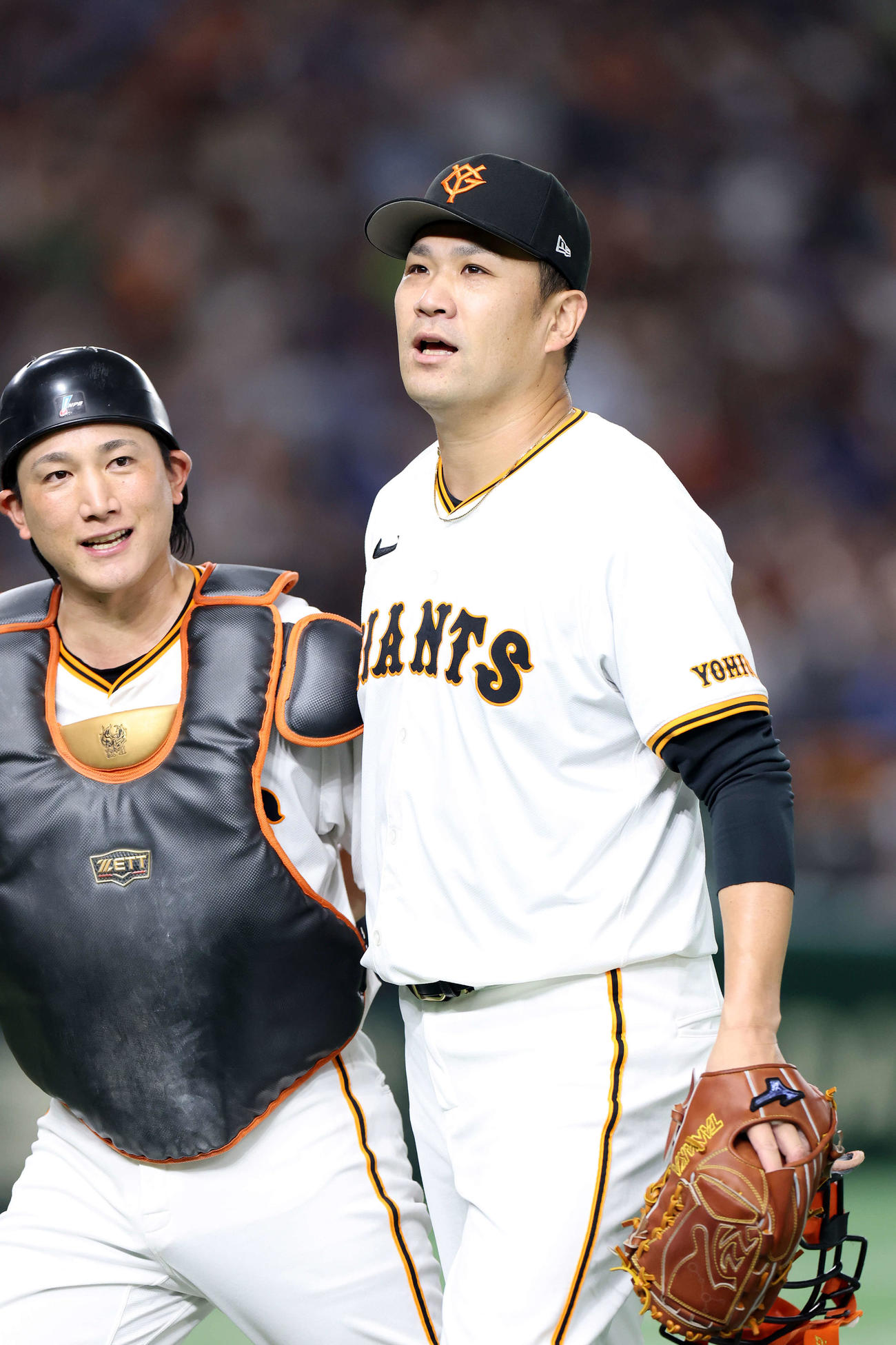 巨人対中日　5回表中日の攻撃を抑え、ほっとした表情で戻る田中将（右）。左は小林（撮影・浅見桂子）