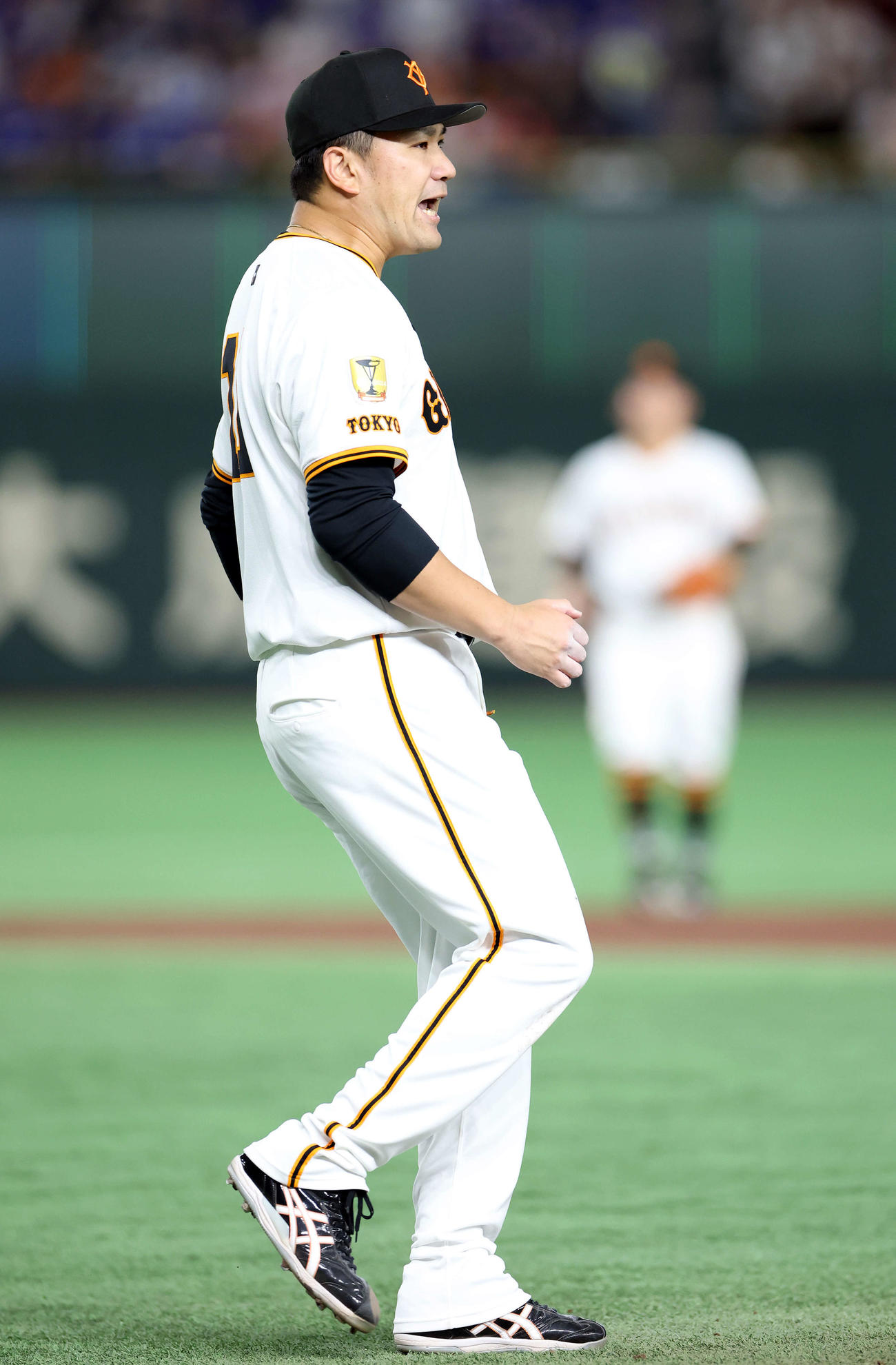 巨人対中日　6回表中日無死、上林を一塁ゴロに仕留め、ガバーに向かいながら小さく雄叫びを上げる田中将（撮影・浅見桂子）