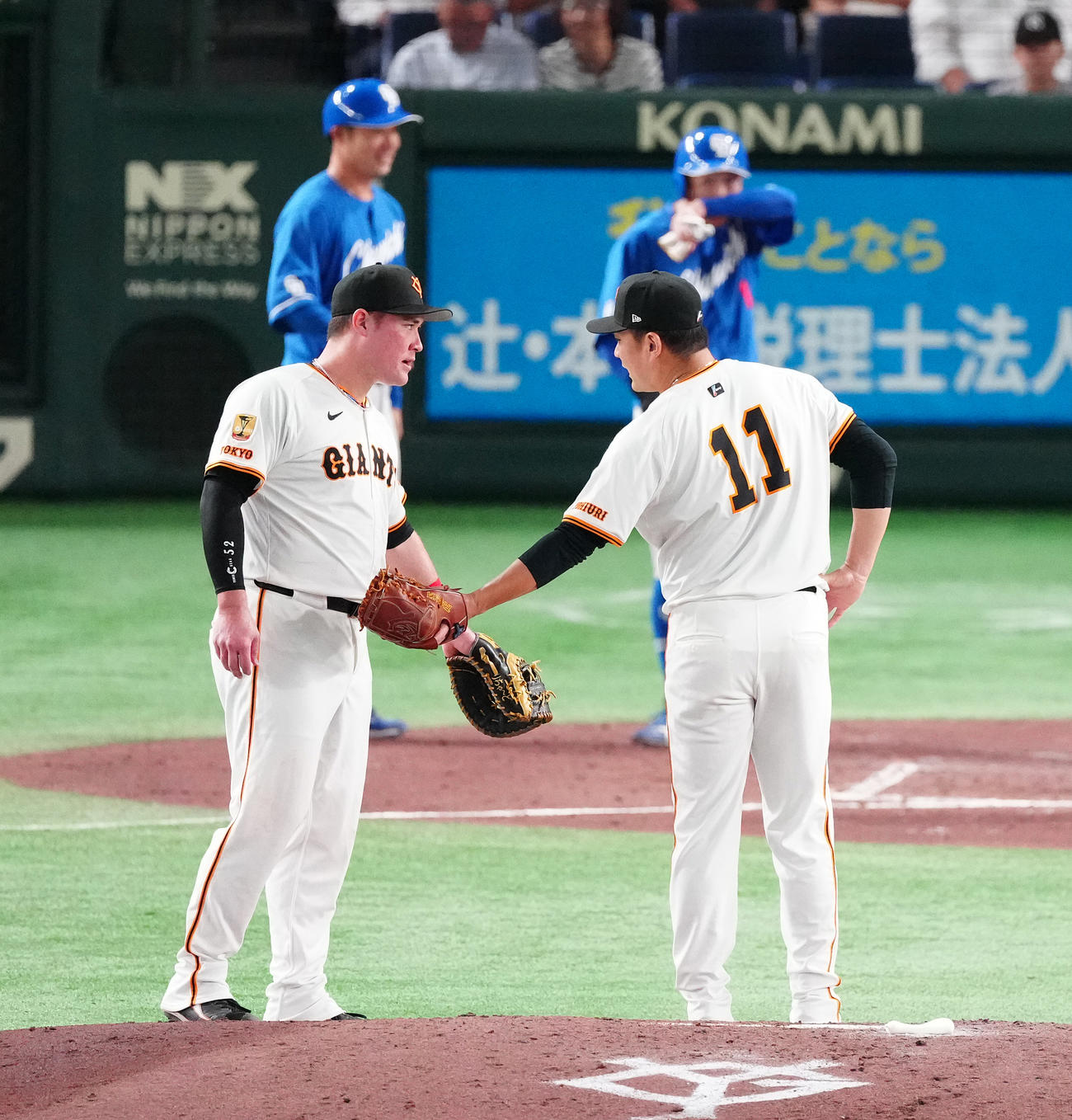 巨人対中日　3回表中日2死一塁、細川に2点本塁打を浴びた田中将（右）はリチャードから声をかけられる（撮影・鈴木みどり）