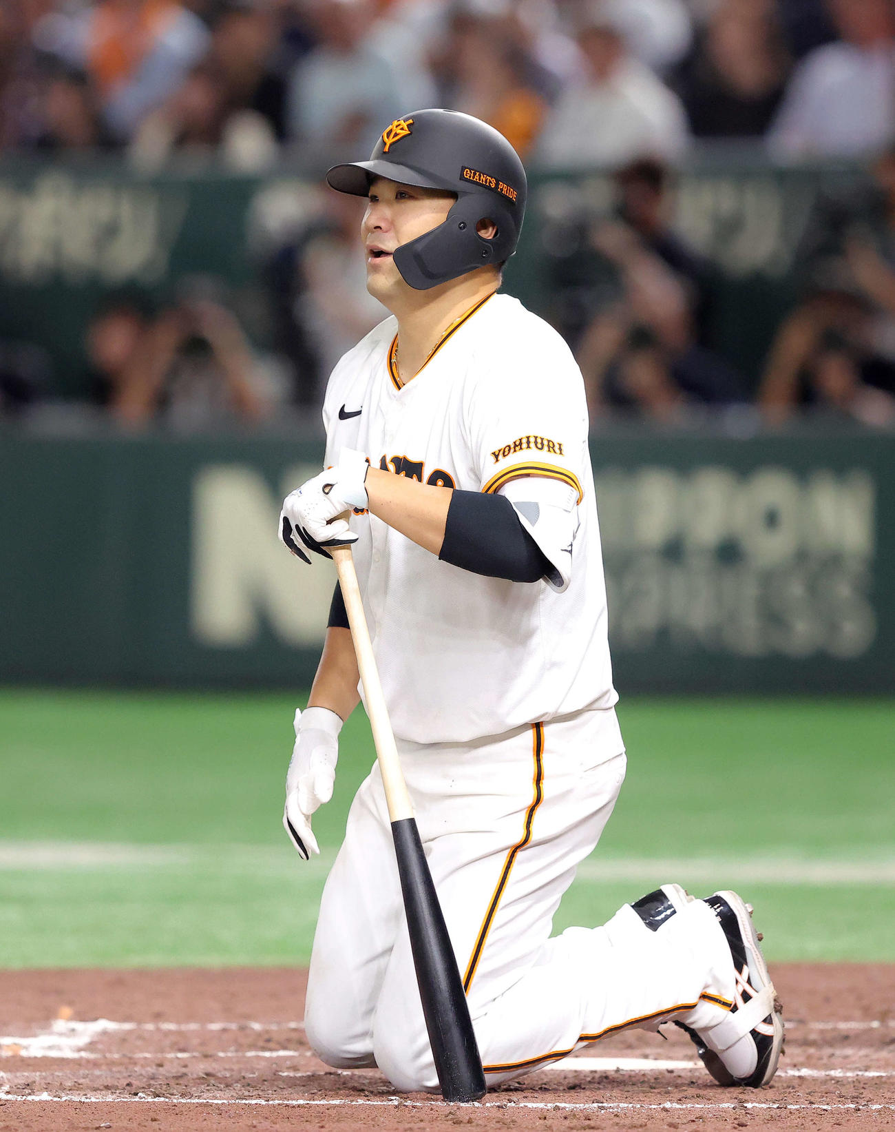 巨人対中日　4回裏巨人2死一塁、空振りし体勢を崩す田中将（撮影・河田真司）