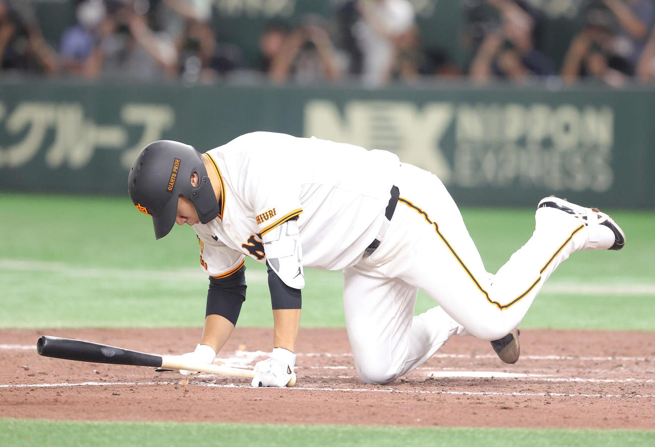 巨人対中日　4回裏巨人2死一塁、空振りし体勢を崩す田中将（撮影・河田真司）