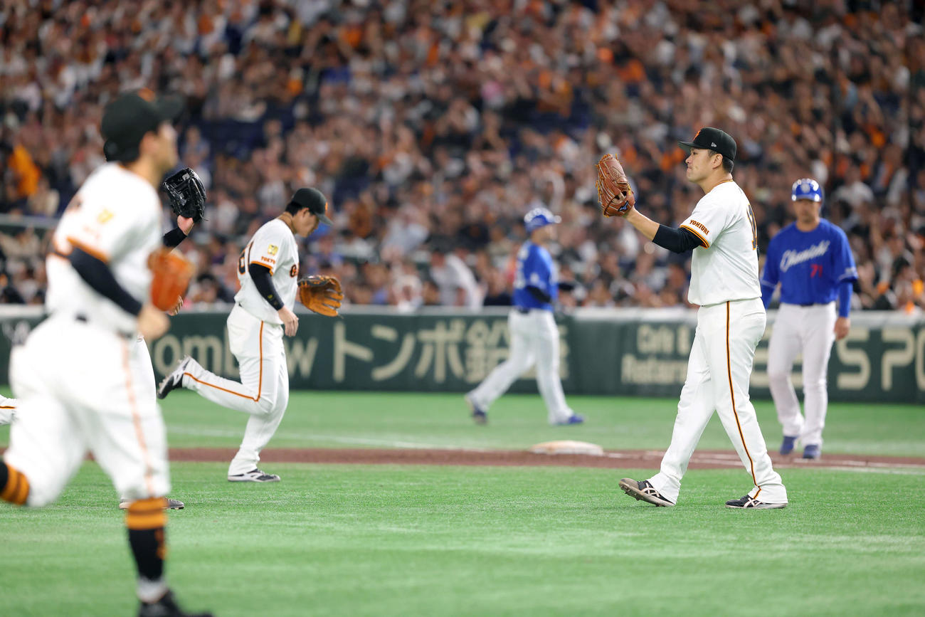 巨人対中日　5回表中日1死一塁、細川を併殺に抑える田中将（撮影・河田真司）