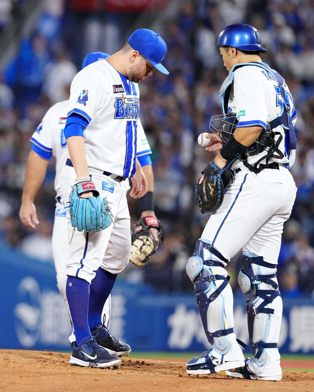 DeNA対ヤクルト　2回表ヤクルト無死一、三塁、増田に四球を与え満塁としたケイ（左）（撮影・江口和貴）