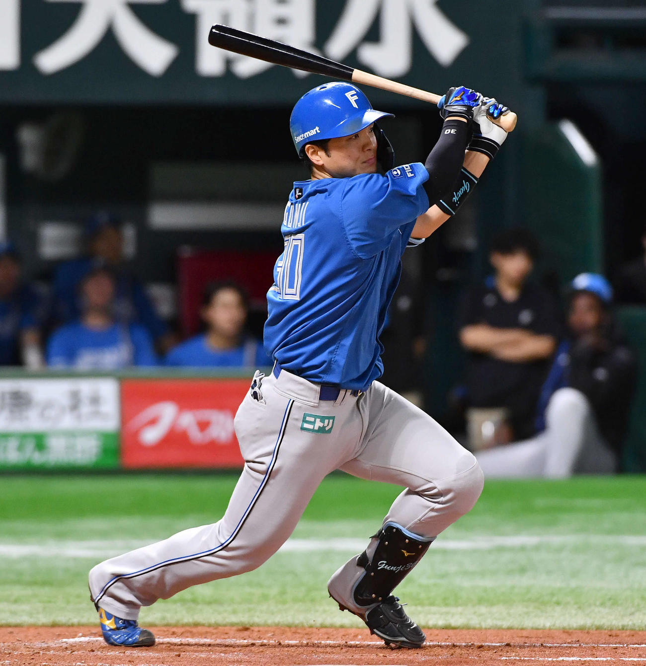 ソフトバンク対日本ハム　4回表日本ハム無死一塁、郡司は右中間へ先制2点本塁打を放つ（撮影・岩下翔太）