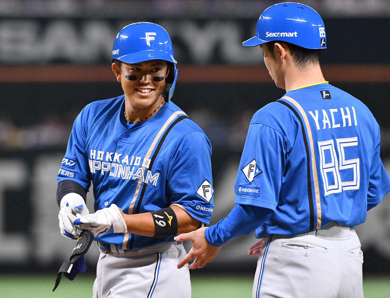 ソフトバンク対日本ハム　4回表日本ハム無死、三塁内野安打で出塁した今川（左）は谷内コーチと笑顔で話す（撮影・岩下翔太）