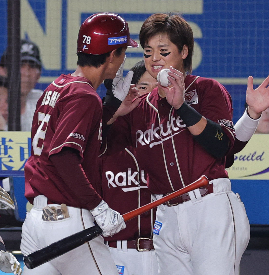 ロッテ対楽天　8回表楽天無死、プロ初安打となる右前打を放った吉野は、ベンチで黒川（右）からプロ初安打の記念球を受けとる（撮影・野上伸悟）